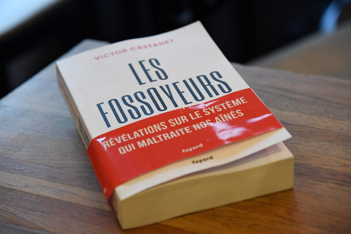 O livro "Les Fossoyeurs" ("Os Coveiros") autoria do jornalista francês Victor Castanet. 