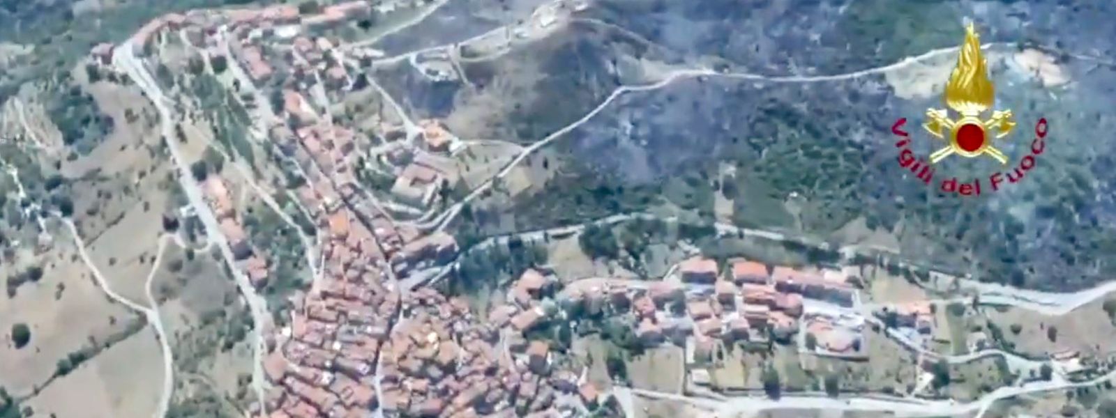 Das Standbild eines Videos der Luftaufklärung über den vom Feuer betroffenen Gebieten im Madonie-Gebirge zeigt, wie nahe die Flammen sich an das Dorf Castel di Lucio vorfraßen.