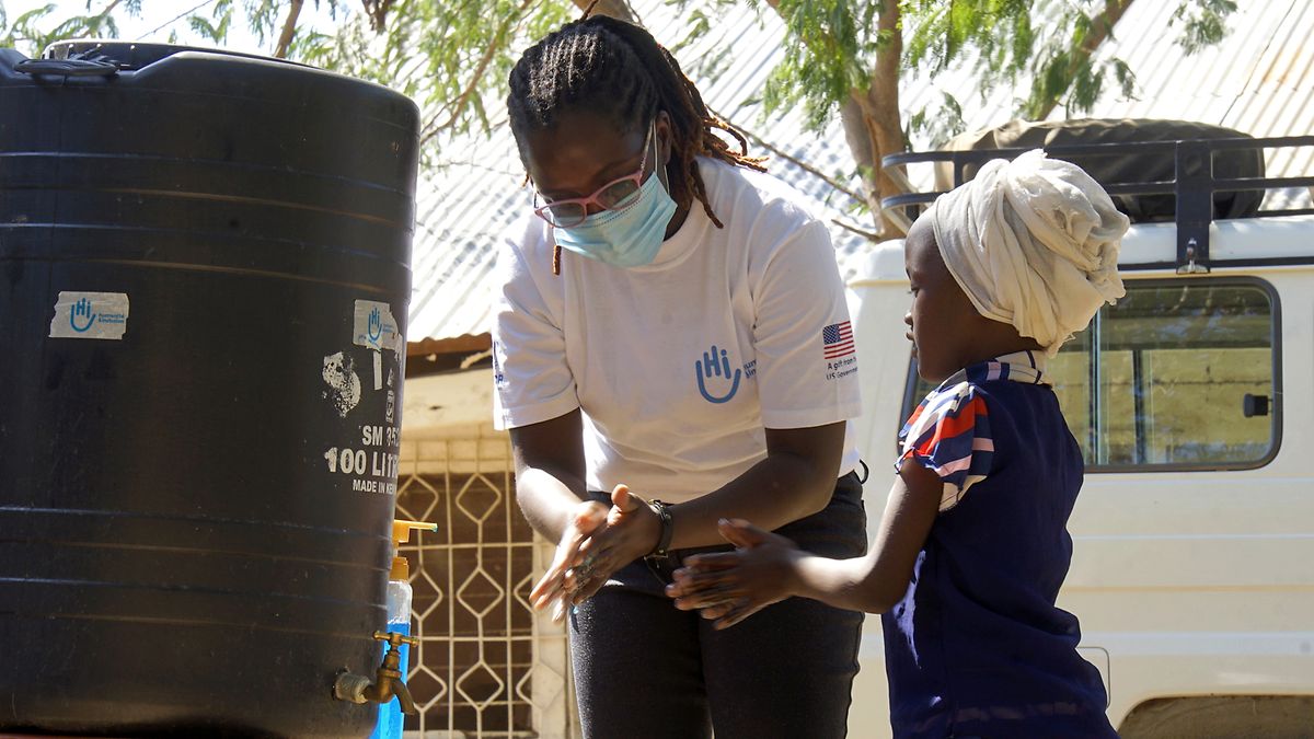 Au camp de réfugiés de Kakuma au Kenya, Aruwa, 6 ans, apprend les bons gestes du lavage des mains avec Stella, la kinésithérapeute de Handicap International qui s’occupe d’elle tout au long de l’année pour sa malformation au genou.