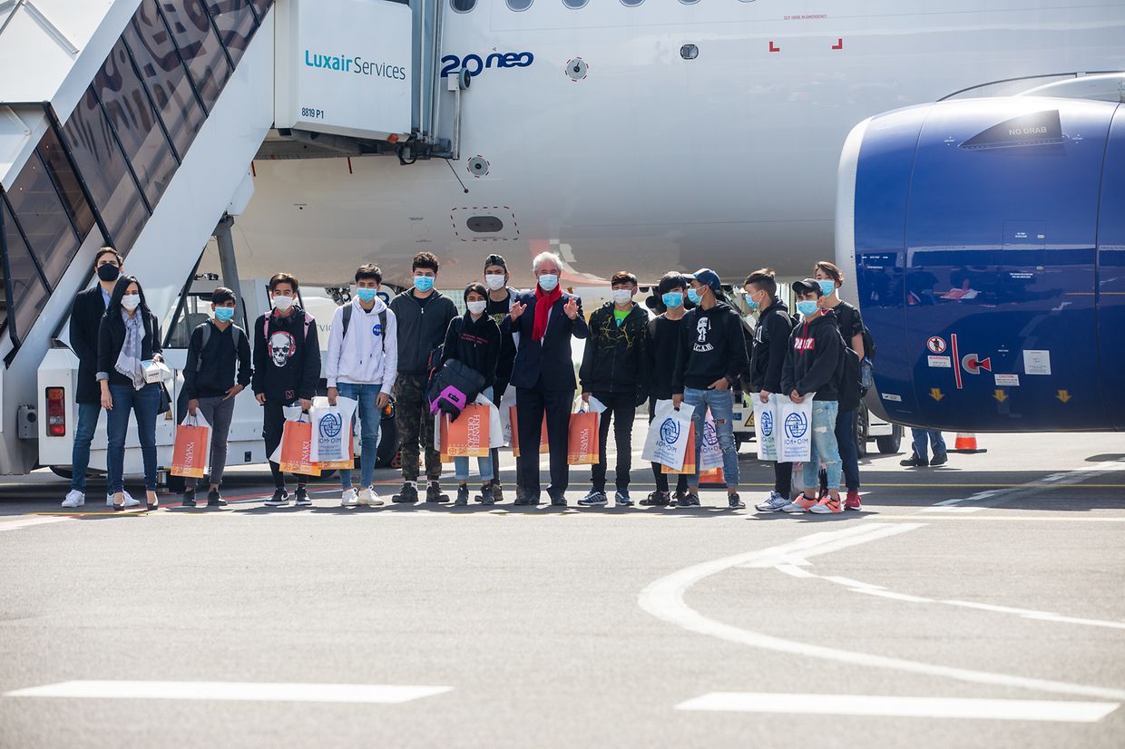 Am Mittwoch kamen zwölf minderjährige, unbegleitete Flüchtlinge in Luxemburg an. Sie wurden auf dem Flughafen Findel von Außenminister Asselborn und von  Caritas-Präsidentin Marie-Josée Jacobs in Empfang genommen. 