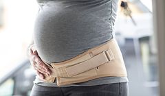 ILLUSTRATION - Zum Themendienst-Bericht von Elena Zelle vom 3. Juni 2020: Ein Symphysengurt kann Schwangeren gegen die schmerzhaften Beschwerden helfen. Foto: Christin Klose/dpa-tmn - ACHTUNG: Nur zur redaktionellen Verwendung im Zusammenhang mit dem genannten Text - Honorarfrei nur für Bezieher des dpa-Themendienstes +++ dpa-Themendienst +++