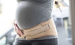 ILLUSTRATION - Zum Themendienst-Bericht von Elena Zelle vom 3. Juni 2020: Ein Symphysengurt kann Schwangeren gegen die schmerzhaften Beschwerden helfen. Foto: Christin Klose/dpa-tmn - ACHTUNG: Nur zur redaktionellen Verwendung im Zusammenhang mit dem genannten Text - Honorarfrei nur für Bezieher des dpa-Themendienstes +++ dpa-Themendienst +++