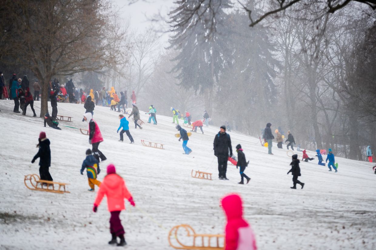 Das Winterwetter hat den Norden und die Mitte Deutschlands fest im Griff. Schnee und Eis sorgen für massive Verkehrsprobleme, manche haben aber auch ihren Spaß daran.