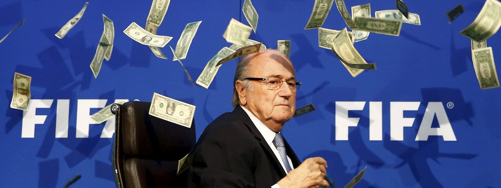 O comediante Simon Brodkin atirou um maço de notas ao presidente da FIFA, Sepp Blatter, para criticar a visão monetarista do organismo mundial do futebol.
