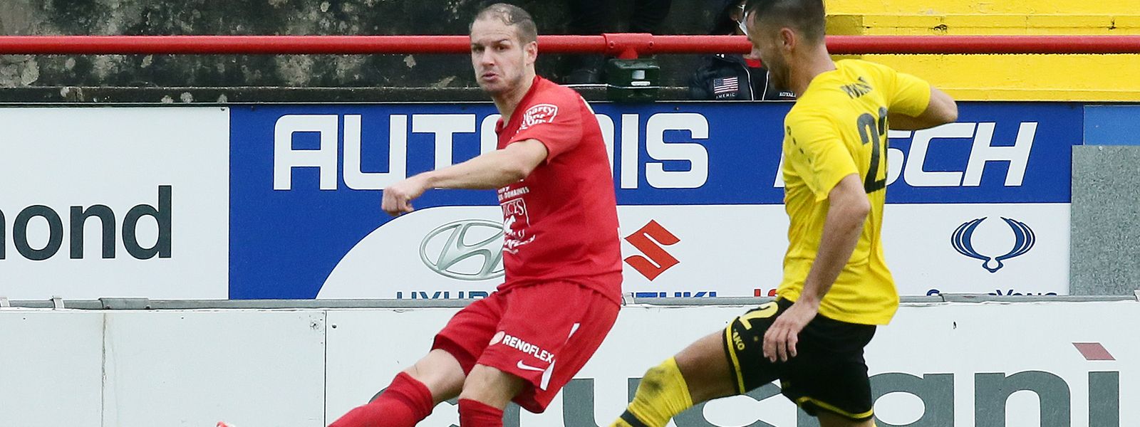 Rosports Daniel Bartsch (l.) spielt den Ball ab, ehe Düdelingens Mario Pokar herbeieilt.