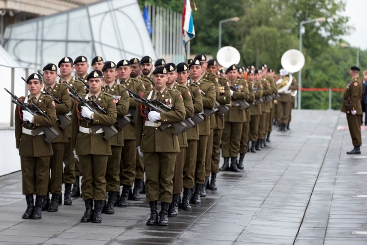 Vor der Philharmonie stand die Abordnung der Armee zum Empfang der Honoratioren bereit.