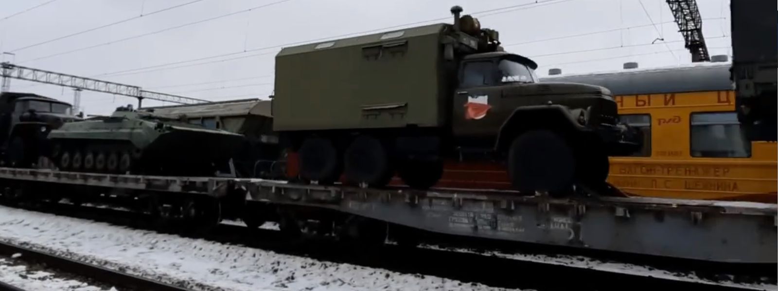 Züge bringen Tonnen an schwerem Kriegsmaterial an die Grenze zur Ukraine.