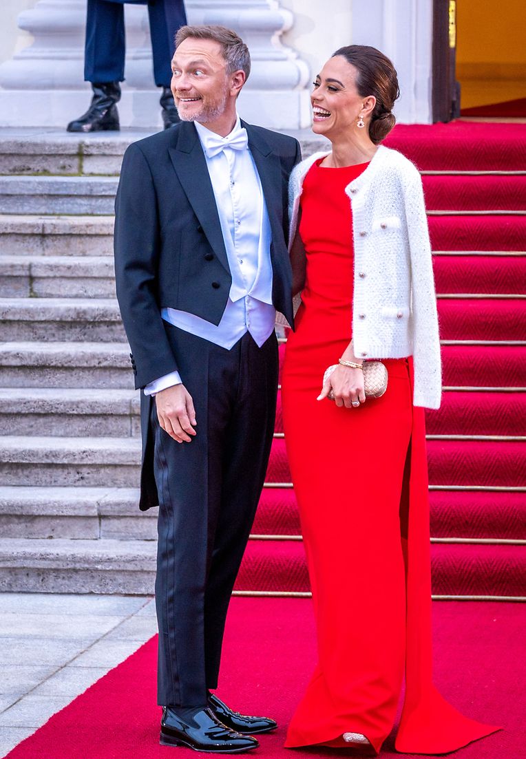 Bundesfinanzminister Christian Lindner und seine Frau Franca Lehfeldt vor dem Schloss Bellevue.
