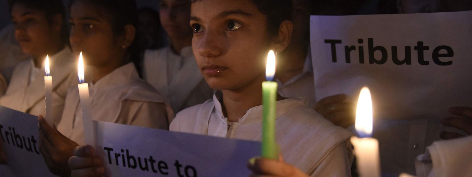 Schüler halten Kerzen und Plakate, um den Opfern des Blutbades zu gedenken, das ein Jugendlicher an einer Grundschule in Texas verübt hat.