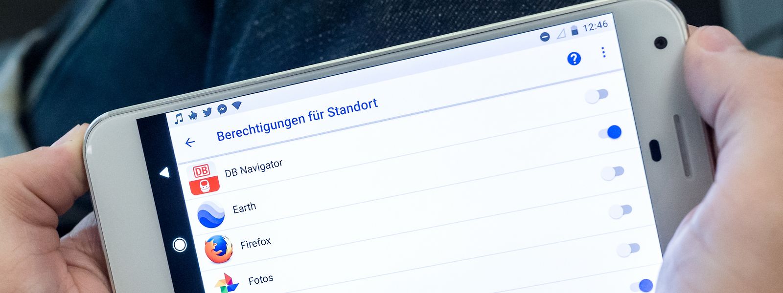 In den Einstellungen von Android- und iOS-Geräten lässt sich weitgehend selbst bestimmen, welche Rechte sich eine App herausnehmen darf.