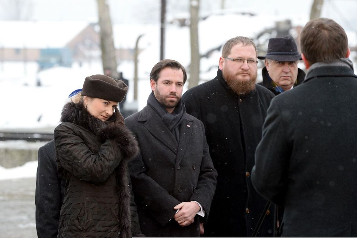 Der Direktor der Gedenkstätte Auschwitz-Birkenau Piotr Cywinski (2.v.r.) wohnte der Gedenkzeremonie ebenfalls bei.