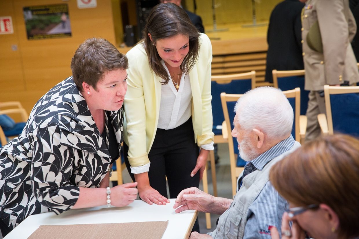 Im Gespräch mit den Leuten aus dem Blindenheim.