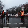 Seit einem Jahr thematisiert die "Letzte Generation" die Klimakrise mit radikalen Aktionen: Am 24. Januar 2022 blockierten Aktivisten einer Gruppe in der deutschen Hauptstadt die Zufahrt zur Stadtautobahn in Berlin-Steglitz.