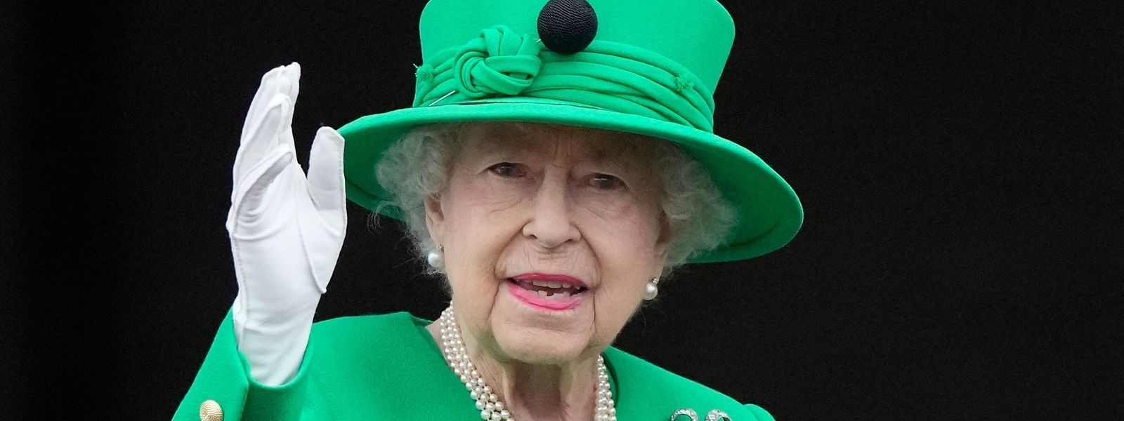 Isabell II apareceu inesperadamente na varanda do Palácio de Buckingham este domingo.