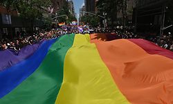 Der Gay-Pride-Marsch zum 50. Jubiläum der Stonewall-Aufstände fand am Sonntag in NYC statt.