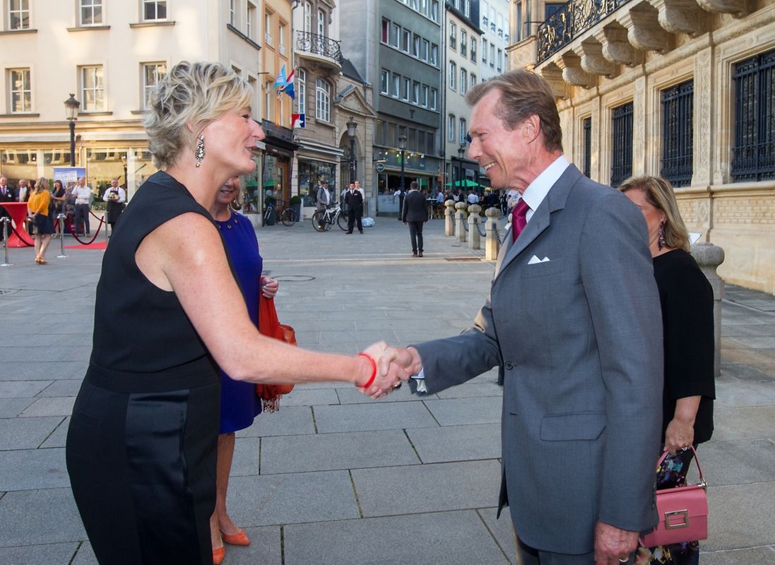 Empfang im Rahmen des "Meet Luxembourg": Francine Closener wird von Großherzog Henri und Großherzogin Maria Teresa begrüßt. 