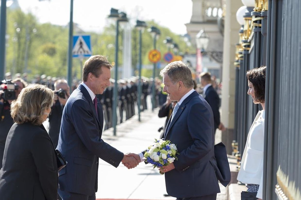 Bei der offiziellen Begrüßung durch Präsident Sauli Niinistö in Helsinki wenig später herrschte strahlender Sonnenschein.