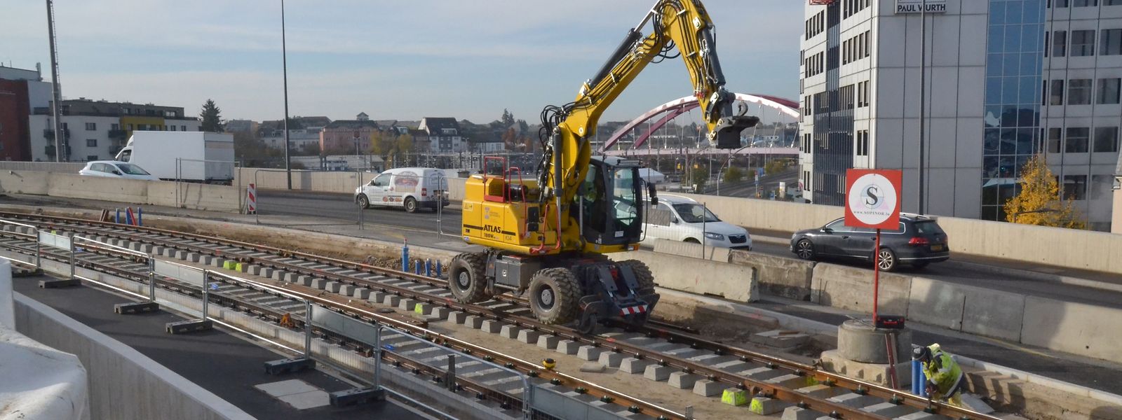 Vom Pont Buchler her werden derzeit die vorgefertigten Gleiskörper in Richtung des Hauptbahnhofs verlegt.
