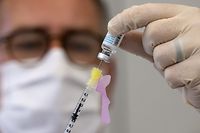 ARCHIV - 14.07.2022, Bayern, München: Ein Mitarbeiter eines Klinikums bereitet eine Spritze mit dem Impfstoff von Bavarian Nordic (Imvanex / Jynneos) gegen Affenpocken vor. Die WHO hat wegen der Affenpockenausbrüche in zahlreichen Ländern eine internationale Notlage ausgerufen. Jetzt sind die Fälle um 90 Prozent zurückgegangen, Entwarnung gibt es von der WHO aber nicht. (zu dpa «WHO: Affenpocken bleiben gefährlich: es droht ansteckendere Variante») Foto: Sven Hoppe/dpa +++ dpa-Bildfunk +++