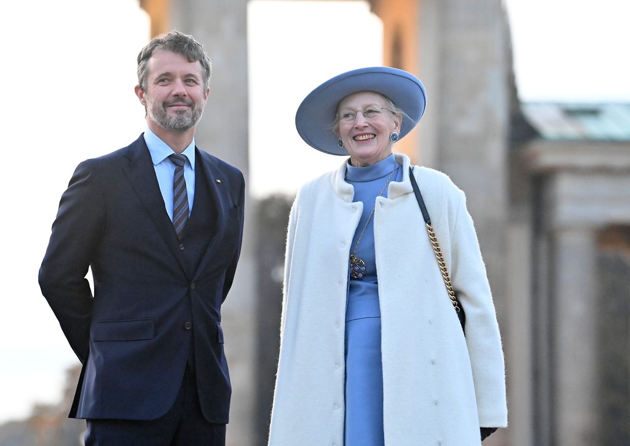 Aufnahme aus dem Jahr 2021: Kronprinz Frederik und Königin Margrethe II. bei einem Besuch in Berlin. 