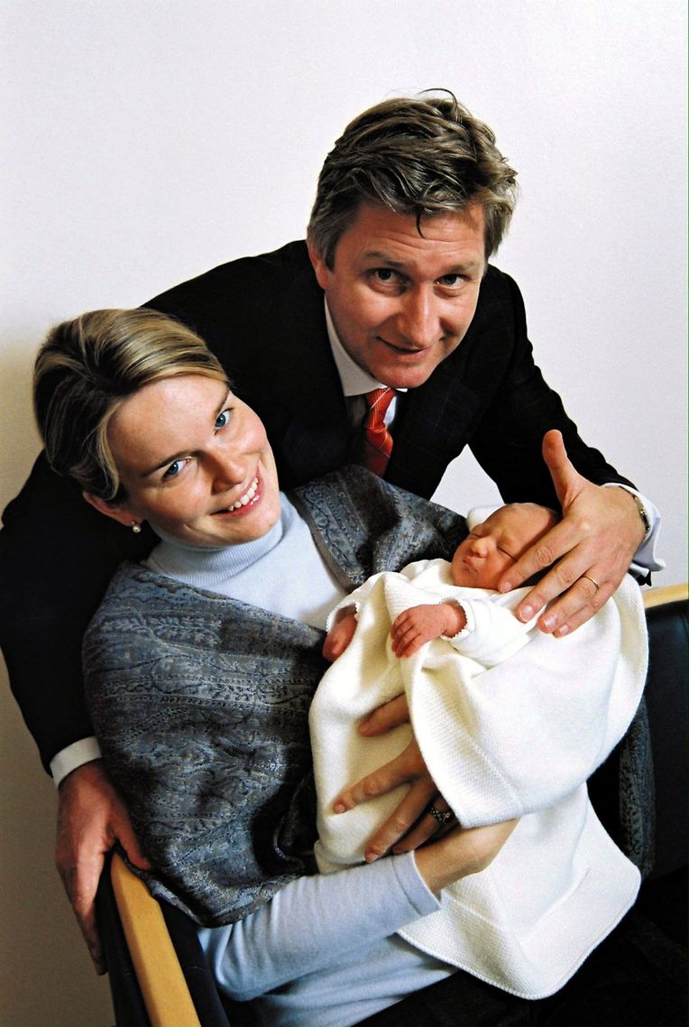 Kurz nach dem 25. Oktober 2001: Kronprinz Philippe, damals Thronfolger von Belgien, und seine Frau Prinzessin Mathilde mit ihrer Tochter Prinzessin Elisabeth Therese Marie Helene im Erasmus-Krankenhaus.