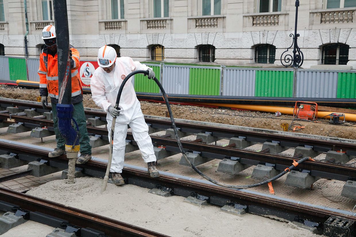 Lokales, online.fr, online.de, beim Gebäude Arcelor place des Martyrs, Legung der Schienen, Verkehr, Mobilität, Tram, öffentlicher Transport, Foto: Anouk Antony/Luxemburger Wort