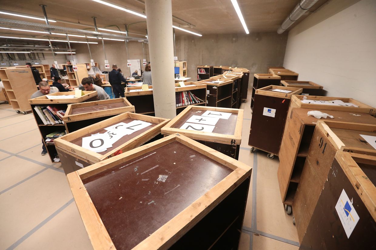 Sind die Rollwagen mit Büchern gefüllt, werden sie im Fahrstuhl hinauf in den Lesesaal oder ins Magazin gefahren.