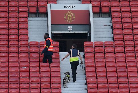 Manchester: Fußball-Stadion wird evakuiert - Spiel abgesagt 