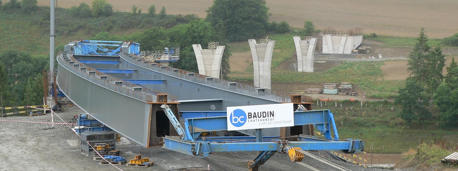 Drei je 200 Tonnen schwere Tragsegmente werden in den kommenden Monaten nun per Seilzug mit Umlenkrollen auf die Brückenpfeiler "geschoben".