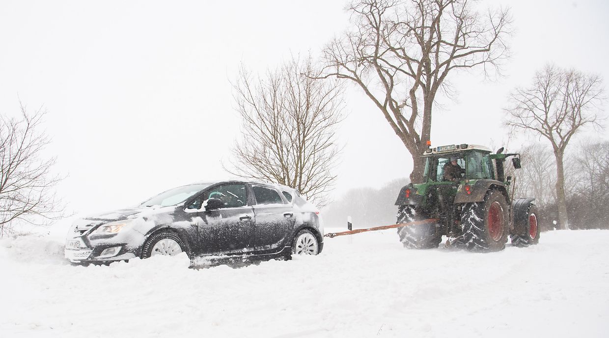 Das Winterwetter hat den Norden und die Mitte Deutschlands fest im Griff. Schnee und Eis sorgen für massive Verkehrsprobleme, manche haben aber auch ihren Spaß daran.