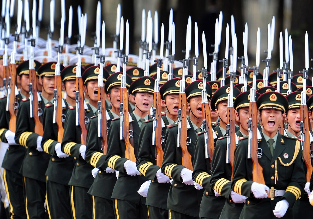China rüstet auf: Parade vor der Großen Halle des Volkes in Peking.