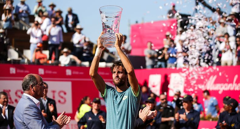 João Sousa celebra a sua primeira vitória nio Estoril Open 