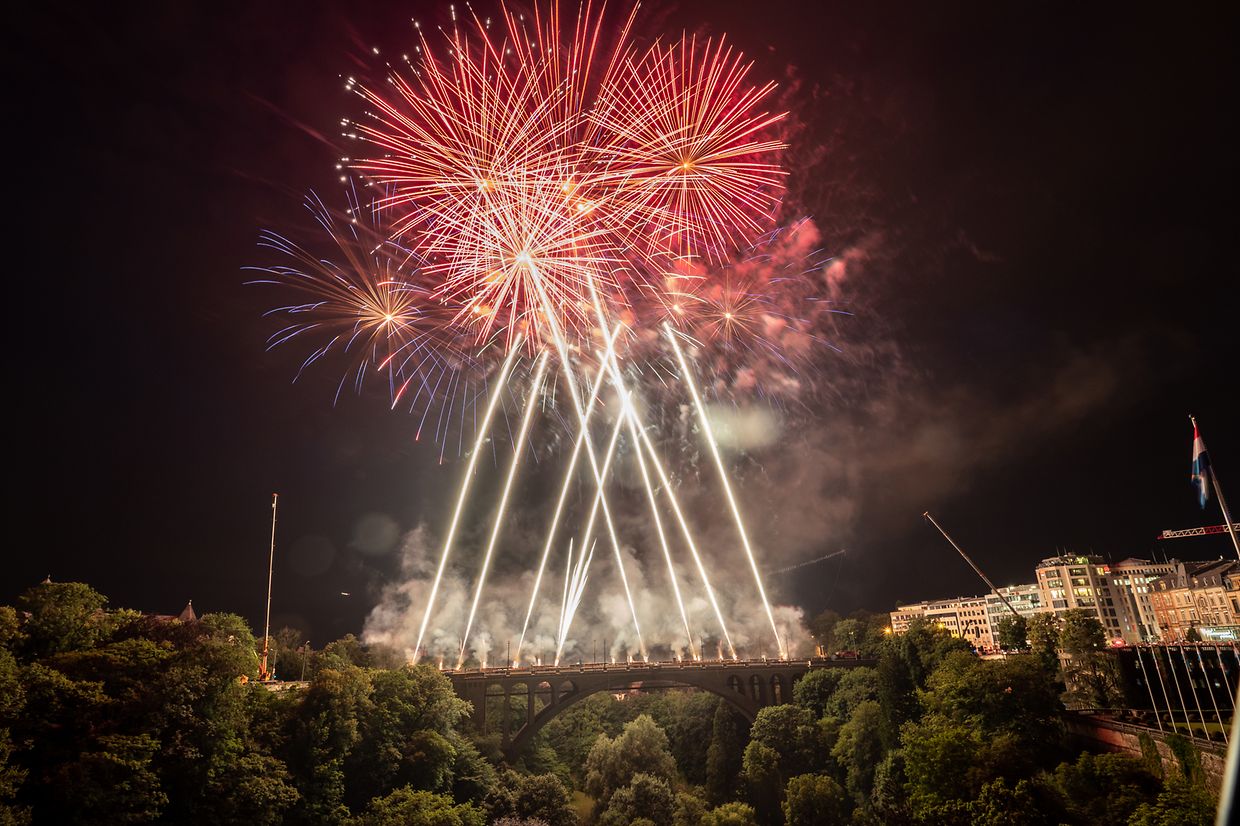 O fogo de artifício e o desfile da Festa Nacional do Luxemburgo.