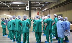 Tägliches Briefing: Die Aufgaben der freiwilligen und professionellen Mitarbeiter werden genau festgelegt.