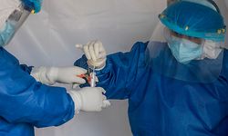 TOPSHOT - Health workers of the city government carry out COVID-19 tests in Coyoacan neighbourhood in Mexico City on October 26, 2020, amid the novel coronavirus pandemic - The virus has claimed at least 1,155,301 lives worldwide, 88,924 in Mexico, since it first emerged in China late last year, according to an AFP tally at 1100 GMT on Monday based on official sources. (Photo by Pedro PARDO / AFP)