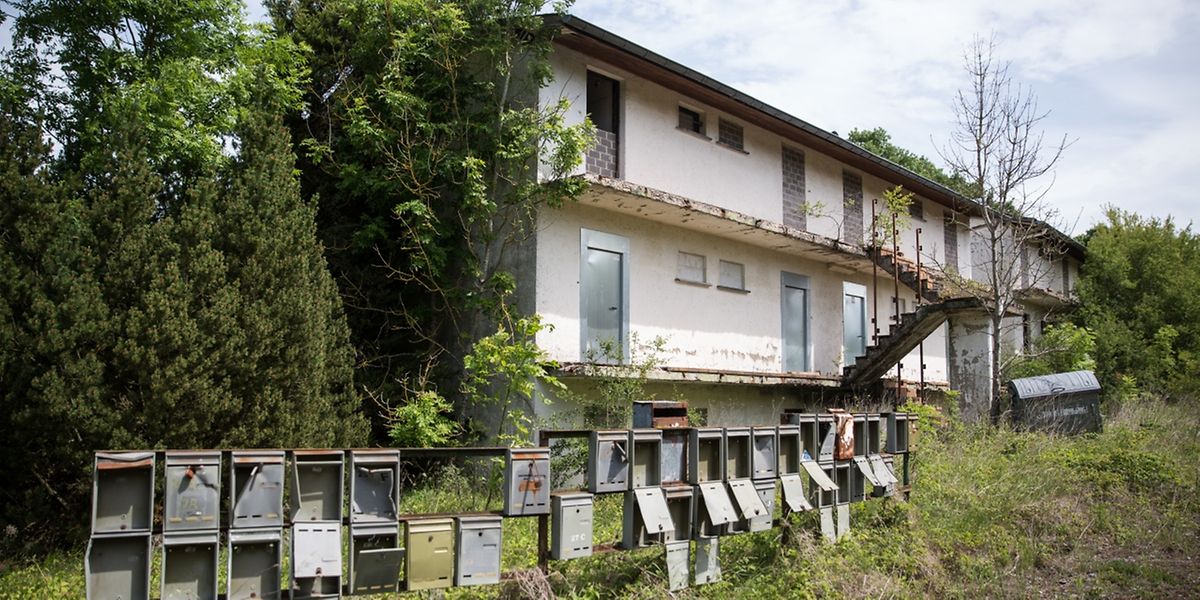 Ein gewohntes Bild in der Cité Syrdall: verlassene Gebäude, hohes Gestrüpp, aufgeklappte und zugewachsene Briefkästen.