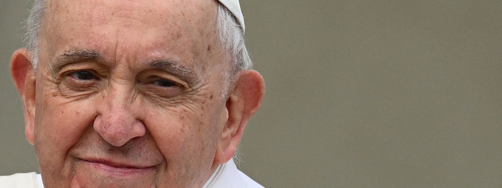 Die mittlerweile 86 Lebensjahre machen Papst Franziskus zu schaffen, doch sein Lächeln haben sie ihm nicht geraubt.