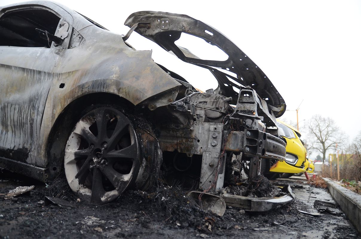 Zwei Autos brannten vollständig aus, zwei weitere wurden schwer beschädigt und sind als Totalschaden anzusehen.