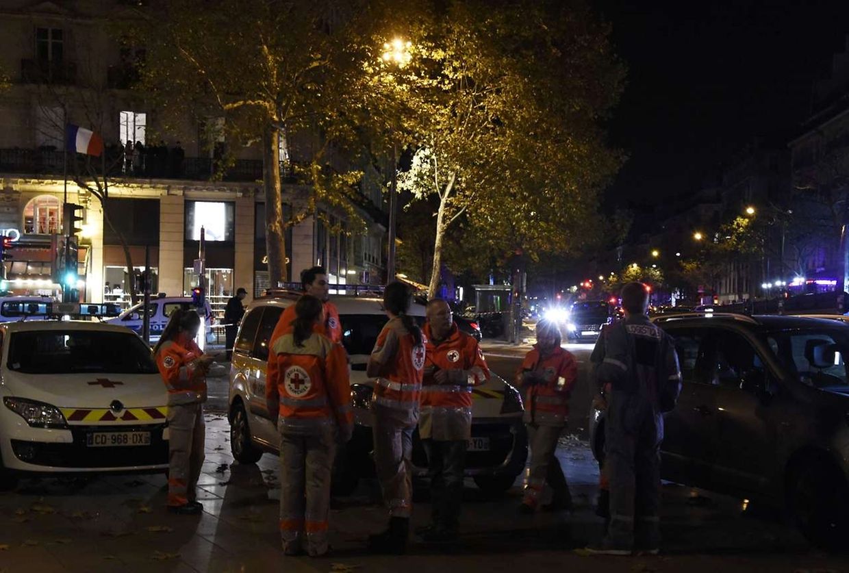 Polizei und Rettungskräfte an einem der Schießerei-Orte im 10. Arrondissement von Paris.