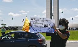 Milhares de brasileiros saíram às ruas em 20 cidades (na foto, em Brasília) em protesto contra a gestão da pandemia pelo Governo liderado por Bolsonaro.