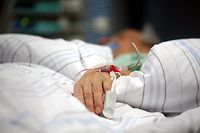 ARCHIV - 31.01.2009, Hamburg: ARCHIV - ILLUSTRATION - Ein Patient liegt auf der Intensivstation eines Krankenhauses. (Zu dpa «Mehr tödliche Borna-Virus-Infektionen in Deutschland als bekannt») Foto: Kay Nietfeld/dpa +++ dpa-Bildfunk +++