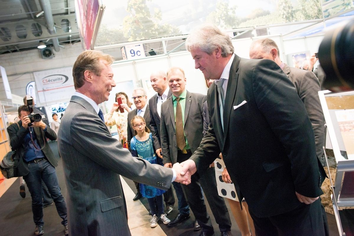 Auf dem Weg zu den Ausstellern: Das großherzogliche Paar auf Stippvisite auf der Frühjahrsmesse. 