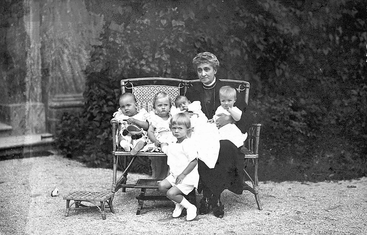 La grande-duchesse Marie-Anne et ses petits-enfants.