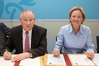 Wi , Unterzeichnung  Konvention Union Luxembourgeoise des Consommateurs ULC  mit Regierung , vlnr Nico Hoffmann , Paulette Lenert ,  Foto:Guy Jallay/Luxemburger Wort