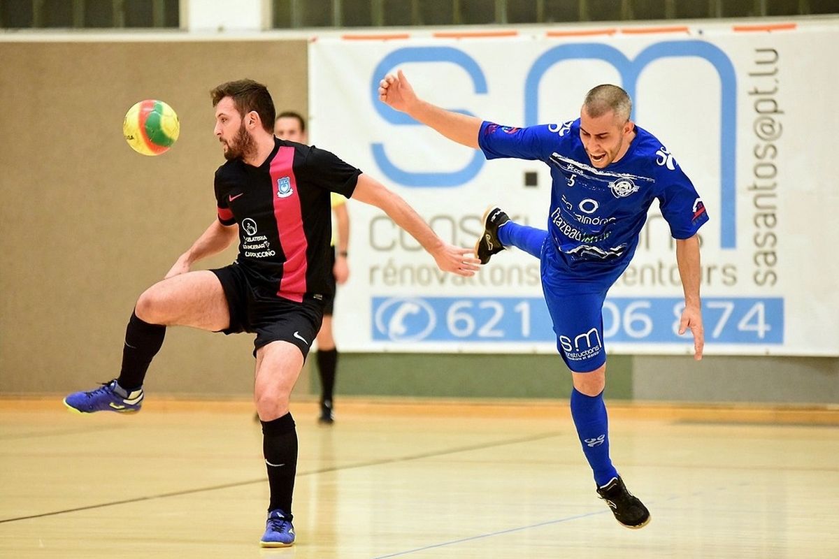 Ruben Samorinha (en bleu, US Esch) intervient énergiquement devant Daniel Pereira (FC Nordstad).
