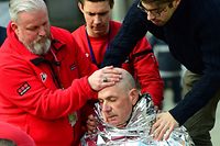 Ein Verletzter wird aus der Metrostation Maelbeek geborgen.