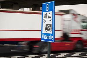 Un panneau annonçant le Viapass' à Mouscron. La taxe kilométrique s'applique aux camions de plus de 3,5 tonnes.