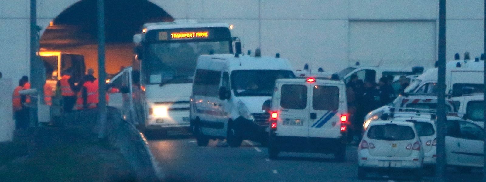 Im Franzosischen Calais Fluchtlinge Sturmen Eurotunnel