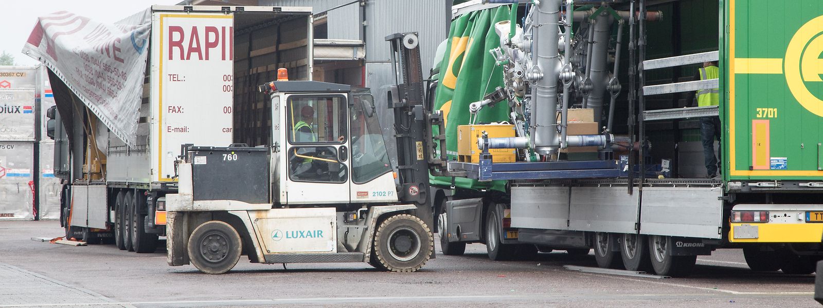 Lastwagen werden am Flughafen be- und entladen: Das Frachtaufkommen hat sich nach einem Einbruch inzwischen normalisiert.