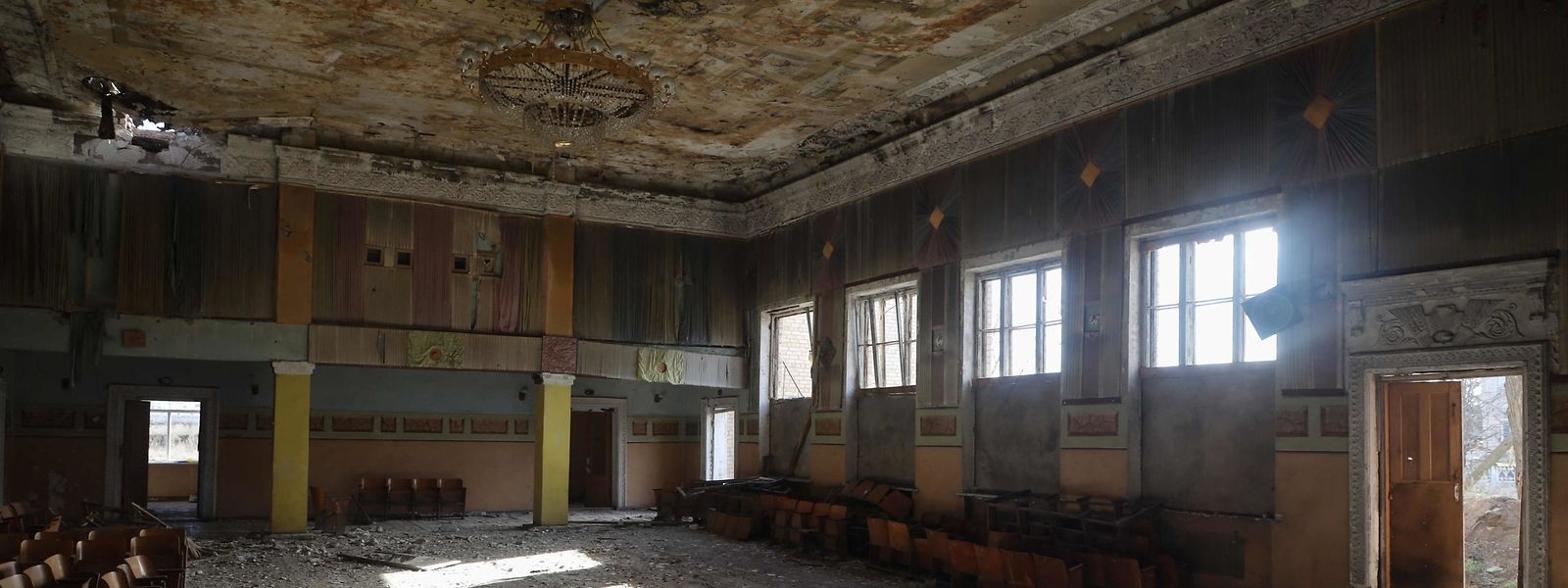 Dieses Foto vom 16. Februar 2023 zeigt eine Halle des zerstörten Hauses der Kultur in einem Dorf in Davydiv Brid, Region Kherson, Südukraine, während des russischen Einmarsches in die Ukraine.